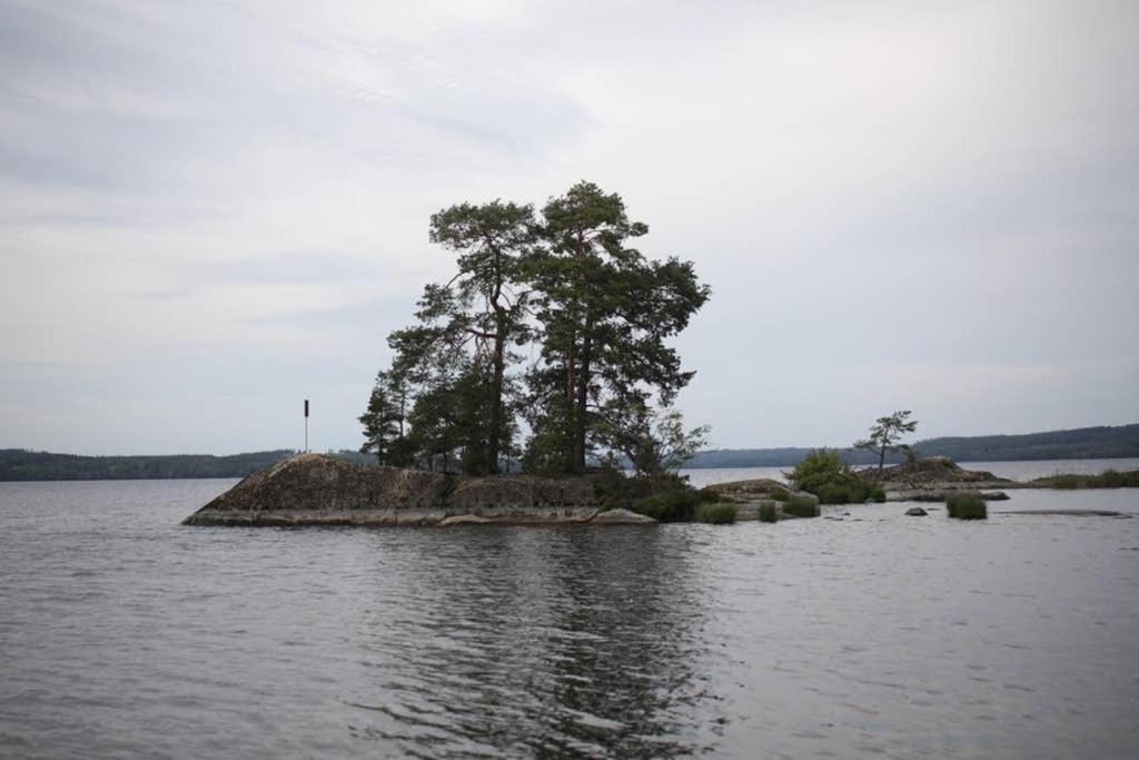Sjoenaera Stuga Med Bat Och Bastu Ramkvilla Exterior foto