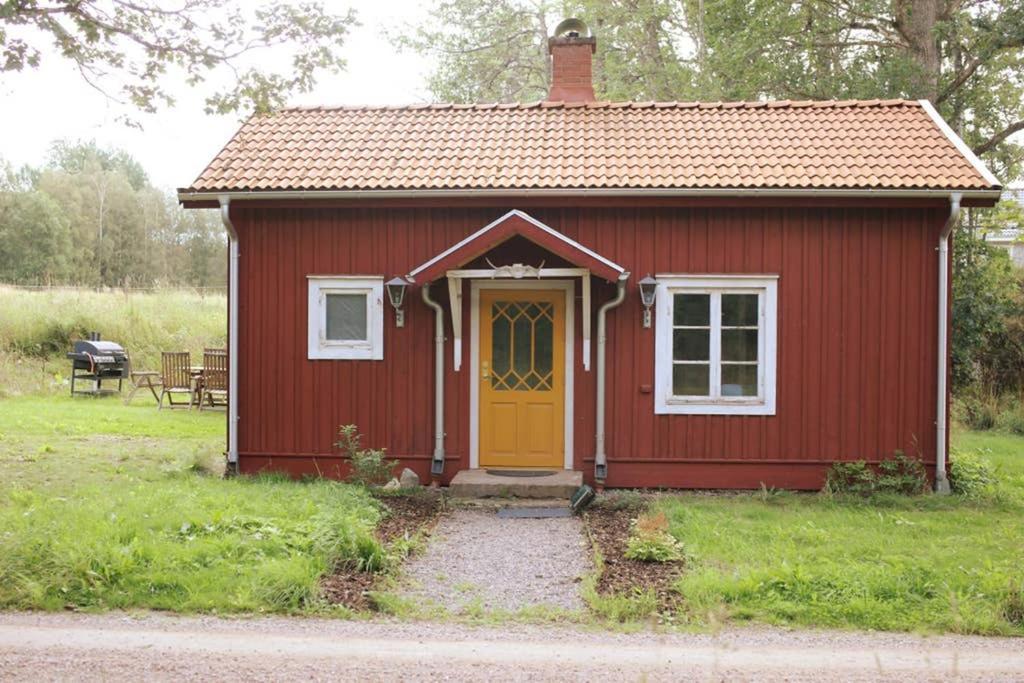 Sjoenaera Stuga Med Bat Och Bastu Ramkvilla Exterior foto